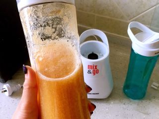 11、鲜榨苹果汁,一杯鲜榨果汁就做好了，这是一个苹果的量，我一个人喝放的水少，你可以多放一些，出门一人一杯健康营养美味哦！