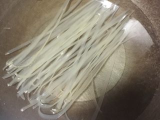1、炒河粉,准备好一人份的河粉，浸泡3-5小时