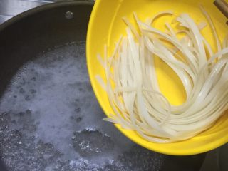 2、炒河粉,烧开水煮3分钟