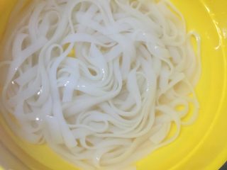 3、炒河粉,用冷水冲洗两次，备用