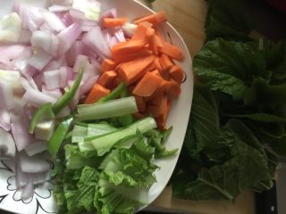 4、炒河粉,将喜欢的蔬菜洗净切好备用