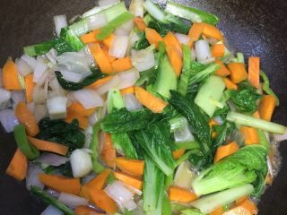 6、炒河粉,起锅热油倒入准备好的食材，翻炒至7分熟