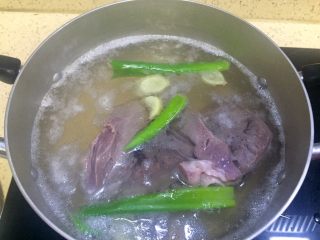 7、拌花心,放入锅里煮