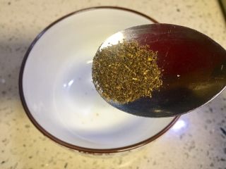 11、拌花心,放入花椒面