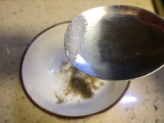 12、拌花心,放入味精