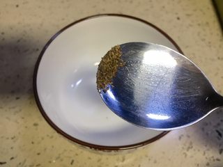 10、拌花心,取碗放入五香粉