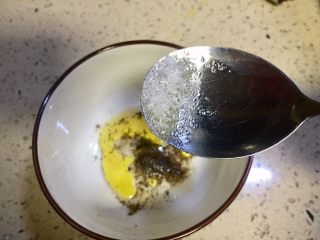 15、拌花心,放入食盐