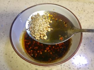 18、拌花心,放入熟白芝麻