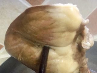 20、拌花心,现在用筷子插无血水溢出证明猪心煮好了