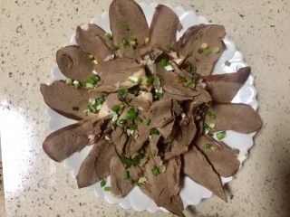 21、拌花心,冷一下切片，摆出你喜欢的造型，先撒一些葱花在表面