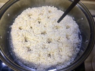 2、健脾养胃~酸甜糯香凤萝饭,放入蒸格上用筷子插数个洞，以便上汽，大火蒸20分钟左右