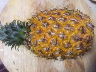 3、健脾养胃~酸甜糯香凤萝饭,取一个凤梨冲洗表皮