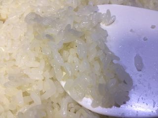 5、健脾养胃~酸甜糯香凤萝饭,20分钟后糯米已蒸熟无白心即可