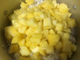 6、健脾养胃~酸甜糯香凤萝饭,把糯米转入一个稍大的盆里，放入凤梨肉