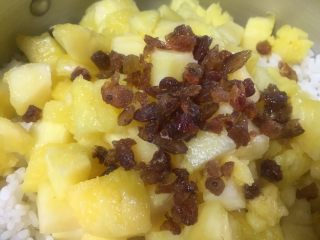 7、健脾养胃~酸甜糯香凤萝饭,再放入切粒的葡萄干