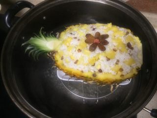 12、健脾养胃~酸甜糯香凤萝饭,蒸锅烧水，菠萝饭底部放个小盘，放入蒸锅