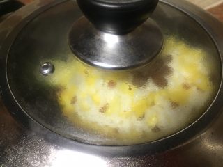 13、健脾养胃~酸甜糯香凤萝饭,蒸锅烧水，上汽和15分钟即可