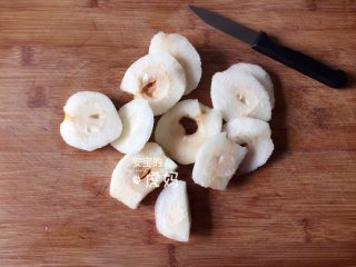 2、香梨橙汁,香梨去皮去核切片；