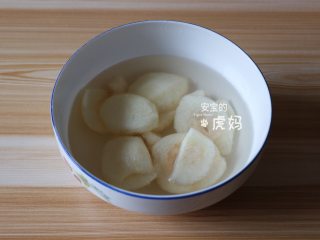 3、香梨橙汁,放在淡盐水中浸泡片刻，这样可以避免氧化；