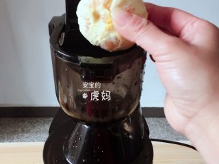 4、香梨橙汁,麻阳冰糖橙去皮整个从原汁机的大口径里塞入；