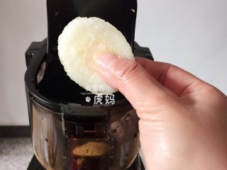 5、香梨橙汁,启动开关开始榨汁后，依次放入剩余的2个橙子，然后再把梨片全部放进去；