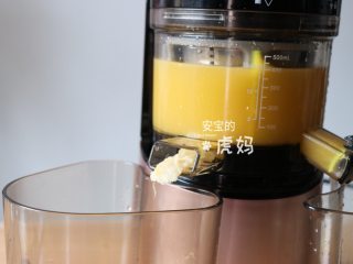 6、香梨橙汁,一边出渣；