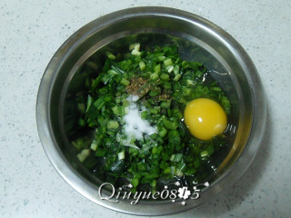 1、韭菜饼#健康美颜餐#,韭菜切碎，放盐、花椒面、鸡蛋。