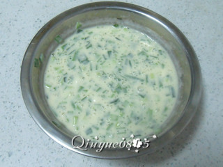 2、韭菜饼#健康美颜餐#,放面粉，用水调面糊状。