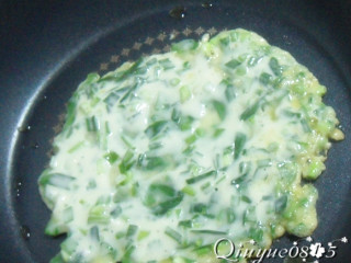 3、韭菜饼#健康美颜餐#,饼铛刷油，倒面糊摊开