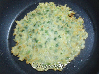 4、韭菜饼#健康美颜餐#,双面金黄