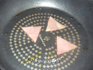 6、韭菜饼#健康美颜餐#,火腿切个形状，稍煎一下。