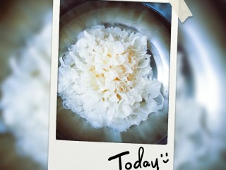 1、雪梨银耳汤,银耳加温水泡发30分钟，洗净备用