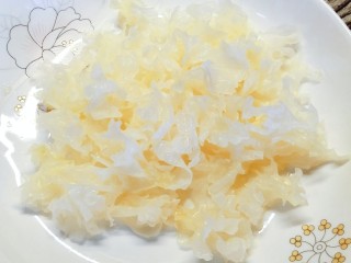 2、雪梨银耳汤,洗干净的银耳去掉根蒂，撕成小块