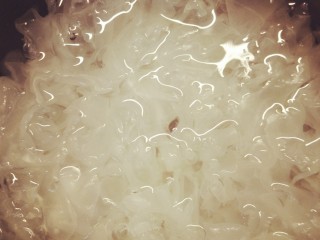 3、雪梨银耳汤,电饭锅加适量水，放入银耳，按键调至煮饭键