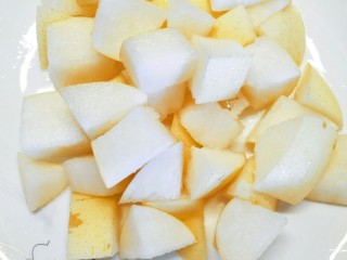 4、雪梨银耳汤,银耳快煲到软烂时，将雪梨切成小块备用