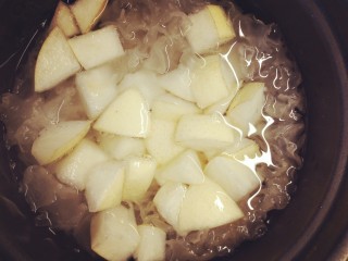 5、雪梨银耳汤,将雪梨放入电饭锅，加入白糖，再煲20分钟左右就可以出锅了