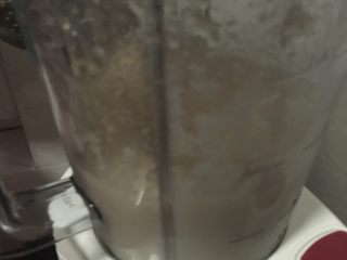 3、农家黄花梨果酱,另一半用搅拌机搅成汁，如图