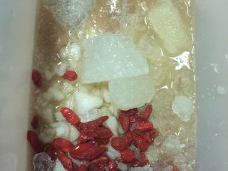 6、农家黄花梨果酱,用一盆将所有材料拌匀