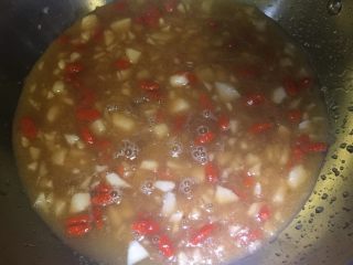 8、农家黄花梨果酱,二十四小时后，倒入锅中用中火煮