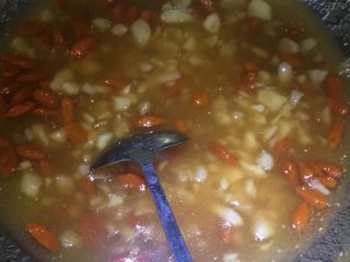 10、农家黄花梨果酱,煮至浓缩成二分之一，成透明状。Ok了。