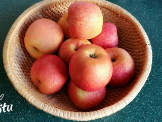 1、苹果果脯,先把苹果清洗干净。