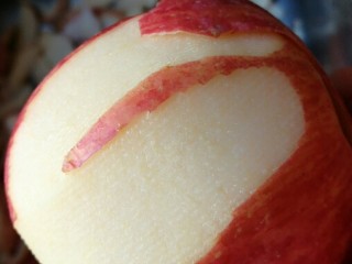 2、苹果果脯,用削皮器把苹果皮削干净。