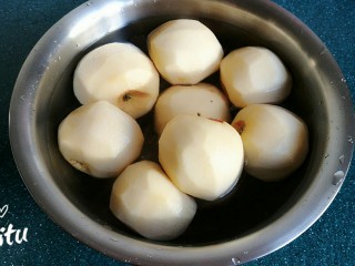 3、苹果果脯,准备一盆清水，随时将削好皮的苹果放入盆中，防止苹果氧化变色。