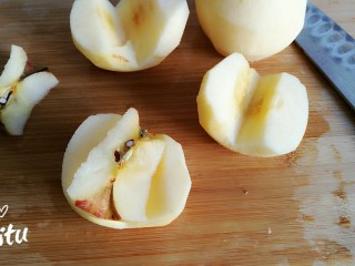 4、苹果果脯,把苹果从中间切开去掉苹果核。