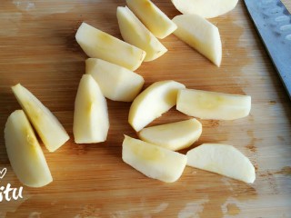 5、苹果果脯,然后将苹果切成块状。