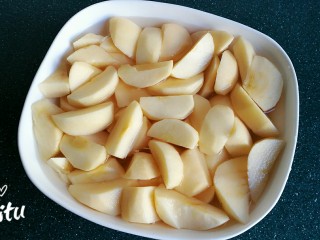 6、苹果果脯,同样方法把切好的苹果块放入清水中防止氧化变色。