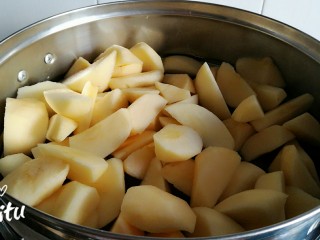 7、苹果果脯,蒸锅加水水开后，把苹果块放入蒸笼，根据苹果块的多少，大火蒸制约十几分钟。