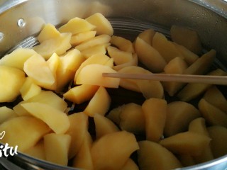 8、苹果果脯,蒸好的状态是用筷子轻轻一插，能轻松插透就可以了。