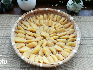 9、苹果果脯,蒸好的苹果摆入透气的竹筛中，放阳台上晾晒，根据天气情况晾晒一到两天。