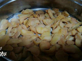 11、苹果果脯,将晒了两天的苹果再次放入锅中，蒸七八分钟。